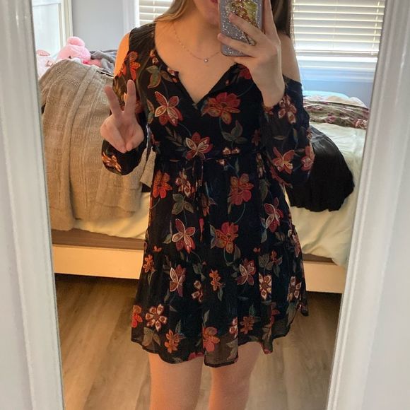 HOLLISTER || floral dress - Picture 2 of 2